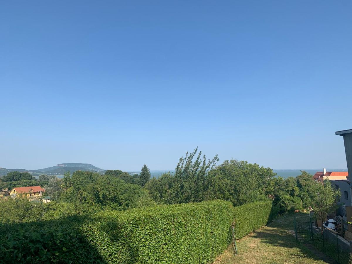Balatongyörök Mandulas Kabin A Kishaz Dezsaval Es Kilatassal A Balatonra מראה חיצוני תמונה