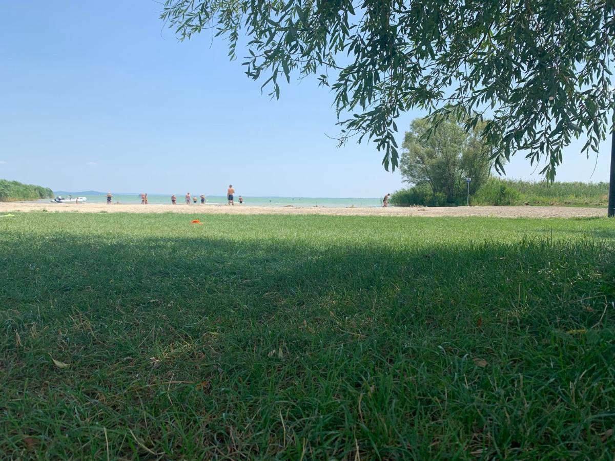 Balatongyörök Mandulas Kabin A Kishaz Dezsaval Es Kilatassal A Balatonra מראה חיצוני תמונה