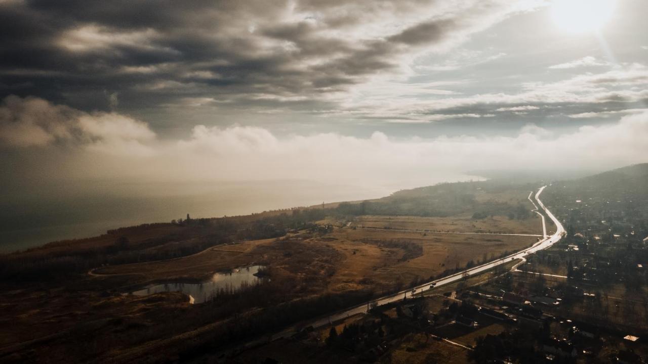 Balatongyörök Mandulas Kabin A Kishaz Dezsaval Es Kilatassal A Balatonra מראה חיצוני תמונה