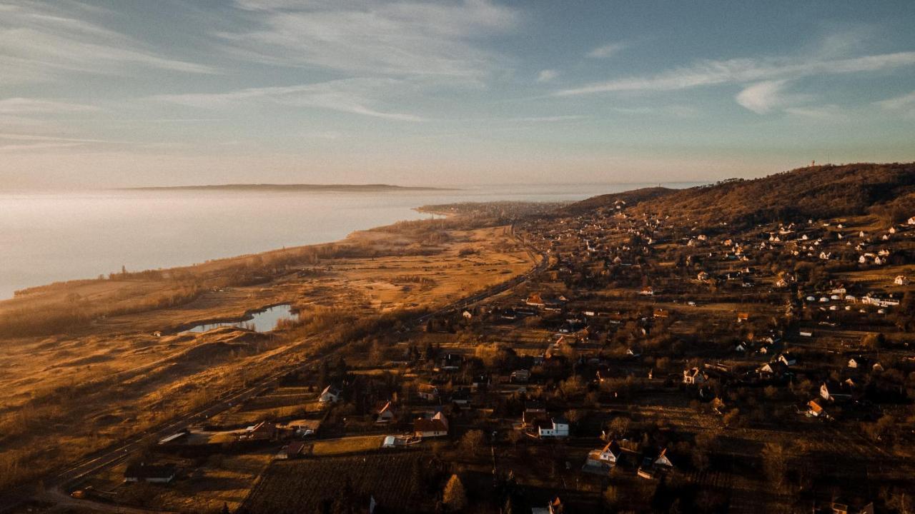 Balatongyörök Mandulas Kabin A Kishaz Dezsaval Es Kilatassal A Balatonra מראה חיצוני תמונה