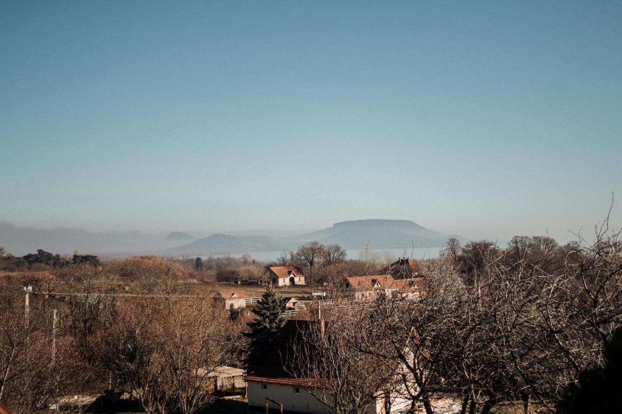 Balatongyörök Mandulas Kabin A Kishaz Dezsaval Es Kilatassal A Balatonra מראה חיצוני תמונה